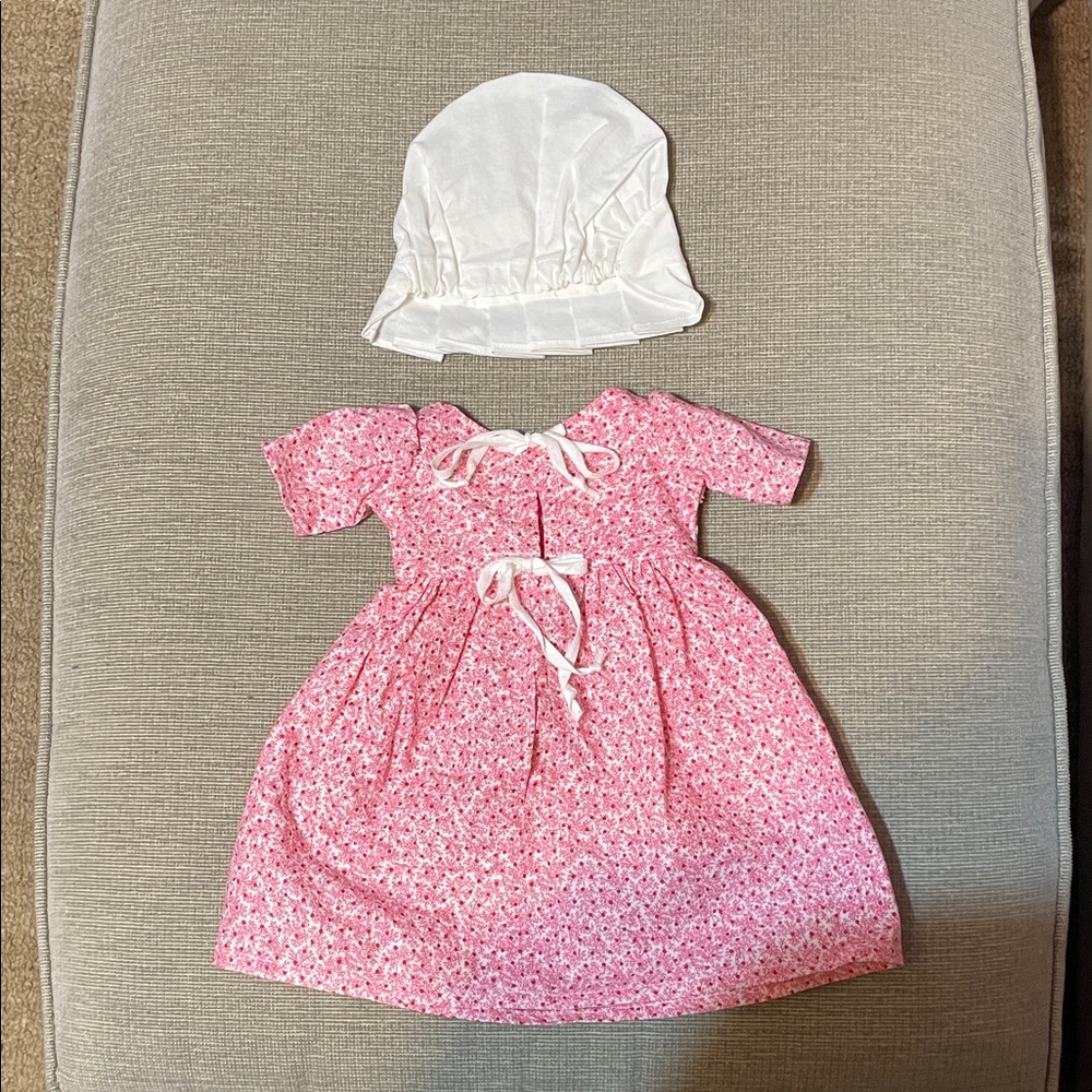 Colonial Williamsburg Doll Dress with White Bonnet - Picture 2 of 4
